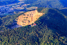 Vue aérienne de Carrière Weinheim derrière le château de Wachenburg à Weinheim dans le département Bade-Wurtemberg, Allemagne