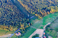 Vue aérienne de Allée pour lignes à haute tension à le quartier Ober-Kainsbach in Reichelsheim dans le département Hesse, Allemagne