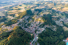Vue aérienne de Le paysage de la vallée entouré de montagnes à Lindenfels dans le département Hesse, Allemagne