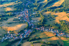 Vue aérienne de Vue du village de l'Odenwald depuis le nord à le quartier Ellenbach in Fürth dans le département Hesse, Allemagne