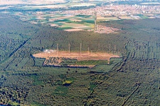 Vue oblique de Système d'antenne sur la propriété militaire de la station émettrice IBB Lampertheim pour la diffusion de Radio Liberty et Radio Free Europe (maintenant également VOA) à le quartier Neuschloß in Lampertheim dans le département Hesse, Allemagne