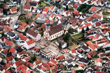 Vue aérienne de Paroisse catholique au centre-ville de Hagenbach à Hagenbach dans le département Rhénanie-Palatinat, Allemagne