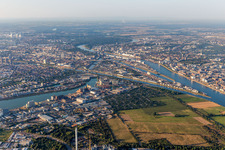 Vue aérienne de Port industriel de Neckarspitze à le quartier Neckarstadt-West in Mannheim dans le département Bade-Wurtemberg, Allemagne