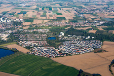 Vue aérienne de Quartier résidentiel du complexe de maisons multifamiliales au bord du lac de Melm à Notwende à le quartier Oggersheim in Ludwigshafen am Rhein dans le département Rhénanie-Palatinat, Allemagne