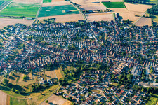 Vue aérienne de Vue sur la commune en bordure de champs agricoles et de zones agricoles à Harthausen dans le département Rhénanie-Palatinat, Allemagne