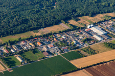 Vue aérienne de Zone commerciale Auf der Busche à le quartier Niederlustadt in Lustadt dans le département Rhénanie-Palatinat, Allemagne