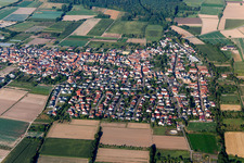 Vue aérienne de Vue sur la commune en bordure de champs agricoles et de zones agricoles à Zeiskam dans le département Rhénanie-Palatinat, Allemagne