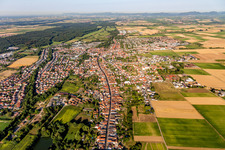 Vue aérienne de Vue du village en bordure des champs agricoles et des terres agricoles (Palatinat) à le quartier Herxheim in Herxheim bei Landau dans le département Rhénanie-Palatinat, Allemagne