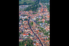 Vue aérienne de Et la rue principale depuis l'est à Herxheim bei Landau dans le département Rhénanie-Palatinat, Allemagne