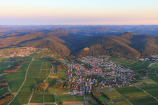 Vue aérienne de Vue du village au bord du Haardt le matin depuis le sud-ouest à Klingenmünster dans le département Rhénanie-Palatinat, Allemagne
