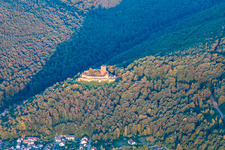 Vue aérienne de Ruines et vestiges des murs de l'ancien complexe du château Burg Landeck à Klingenmünster dans le département Rhénanie-Palatinat, Allemagne