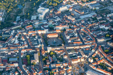 Vue aérienne de Aire circulaire de la place d'armes à la mairie à Pirmasens dans le département Rhénanie-Palatinat, Allemagne