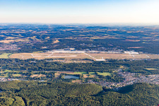 Vue aérienne de Pistes avec voies de circulation, hangars et terminaux sur le terrain de la base aérienne Ramstein de l'aéroport de l'US Air Force à le quartier Ramstein in Ramstein-Miesenbach dans le département Rhénanie-Palatinat, Allemagne