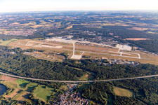 Vue aérienne de Pistes avec voies de circulation, hangars et terminaux sur le terrain de la base aérienne Ramstein de l'aéroport de l'US Air Force à le quartier Ramstein in Ramstein-Miesenbach dans le département Rhénanie-Palatinat, Allemagne