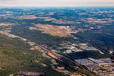 Vue d'oiseau de Base aérienne américaine à le quartier Ramstein in Ramstein-Miesenbach dans le département Rhénanie-Palatinat, Allemagne