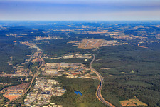 Vue aérienne de Zone industrielle avec l'usine Opel Automobile GmbH Kaiserslautern depuis l'est en arrière-plan Base aérienne de Ramstein à le quartier Hohenecken in Kaiserslautern dans le département Rhénanie-Palatinat, Allemagne