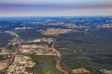 Vue aérienne de Zone industrielle avec l'usine Opel Automobile GmbH Kaiserslautern depuis l'est en arrière-plan Base aérienne de Ramstein à le quartier Hohenecken in Kaiserslautern dans le département Rhénanie-Palatinat, Allemagne