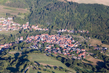 Vue aérienne de Des zones forestières et des zones forestières entourent la zone d'habitation du village à Odenbach dans le département Rhénanie-Palatinat, Allemagne