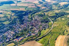 Vue aérienne de Le paysage de la vallée entouré de montagnes à Alsenz dans le département Rhénanie-Palatinat, Allemagne