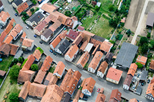 Erlenbach bei Kandel dans le département Rhénanie-Palatinat, Allemagne du point de vue du drone