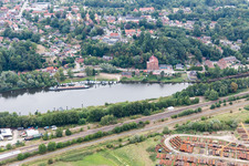 Vue aérienne de Elbe à Lauenburg dans le département Schleswig-Holstein, Allemagne