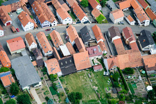 Erlenbach bei Kandel dans le département Rhénanie-Palatinat, Allemagne vu d'un drone