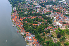 Vue aérienne de Vue sur la ville sur les rives de l'Elbe avec Fürstengarten à Lauenburg dans le département Schleswig-Holstein, Allemagne