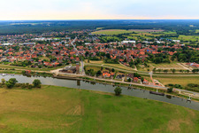 Vue aérienne de Au port à Bleckede dans le département Basse-Saxe, Allemagne