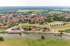 Vue aérienne de Amarrages et Elbhotel Bleckede au bassin du port intérieur de Bleckede à Bleckede dans le département Basse-Saxe, Allemagne