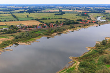 Vue aérienne de Vue du village depuis le sud-ouest sur la digue de l'Elbe à le quartier Stiepelse in Amt Neuhaus dans le département Basse-Saxe, Allemagne