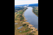 Vue aérienne de Cours de l'Elbe depuis l'est avec de nombreux épis à le quartier Konau in Amt Neuhaus dans le département Basse-Saxe, Allemagne