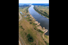 Photographie aérienne de Cours de l'Elbe depuis l'est avec de nombreux épis à le quartier Konau in Amt Neuhaus dans le département Basse-Saxe, Allemagne