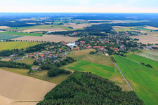 Vue aérienne de Vue du village depuis le nord-est à le quartier Barskamp in Bleckede dans le département Basse-Saxe, Allemagne