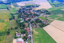 Vue aérienne de Vue du village depuis le sud-est à le quartier Göddingen in Bleckede dans le département Basse-Saxe, Allemagne