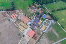Vue aérienne de Haras islandais de Kronshof à le quartier Ellringen in Dahlenburg dans le département Basse-Saxe, Allemagne
