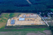 Vue aérienne de Chantier de construction d'un nouveau bâtiment agricole en lisière de forêt à le quartier Ellringen in Dahlenburg dans le département Basse-Saxe, Allemagne