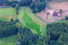 Vue aérienne de Ferme dans la forêt à le quartier Wiecheln in Thomasburg dans le département Basse-Saxe, Allemagne