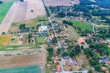 Vue aérienne de Vue du village depuis le nord-est à le quartier Radenbeck in Thomasburg dans le département Basse-Saxe, Allemagne