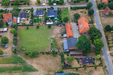 Vue aérienne de Prairie aux oies sur Dorfstraße et MOLDA Evolution GmbH à le quartier Radenbeck in Thomasburg dans le département Basse-Saxe, Allemagne
