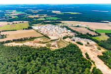 Vue aérienne de Zone industrielle avec éolienne et Arkema GmbH, Siemers Transporttechnik GmbH à le quartier Volkstorf in Vastorf dans le département Basse-Saxe, Allemagne