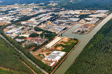 Vue aérienne de Zone industrielle du port du canal latéral de l'Elbe avec VR PLUS Agrar Lüneburg à le quartier Hagen in Lüneburg dans le département Basse-Saxe, Allemagne
