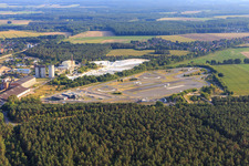 Vue aérienne de Pistes asphaltées du centre de sécurité routière ADAC Hansa devant les tas de plâtre blancs de Gipswerk Embsen GmbH à le quartier Wagenhorst in Embsen dans le département Basse-Saxe, Allemagne