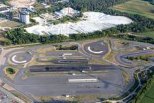 Vue oblique de Pistes asphaltées du centre de sécurité routière ADAC Hansa devant les tas de plâtre blancs de Gipswerk Embsen GmbH à le quartier Wagenhorst in Embsen dans le département Basse-Saxe, Allemagne