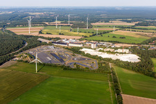 Pistes asphaltées du centre de sécurité routière ADAC Hansa devant les tas de plâtre blancs de Gipswerk Embsen GmbH à le quartier Wagenhorst in Embsen dans le département Basse-Saxe, Allemagne hors des airs