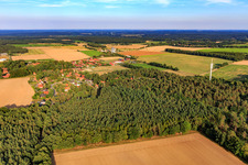 Vue aérienne de Vue du village depuis l'ouest à le quartier Drögennindorf in Betzendorf dans le département Basse-Saxe, Allemagne