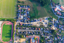 Vue aérienne de Petit champ à Amelinghausen dans le département Basse-Saxe, Allemagne