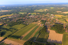 Vue aérienne de Vue de la ville depuis l'ouest à Amelinghausen dans le département Basse-Saxe, Allemagne
