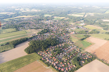 Photographie aérienne de Vue des rues et des maisons dans les quartiers résidentiels à Amelinghausen dans le département Basse-Saxe, Allemagne