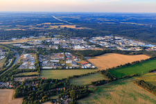 Vue aérienne de Zone industrielle entre B209, B216, aéroport et port à le quartier Hagen in Lüneburg dans le département Basse-Saxe, Allemagne
