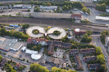 Vue aérienne de Parking rond à double étage dans le parking de la gare à Lüneburg dans le département Basse-Saxe, Allemagne